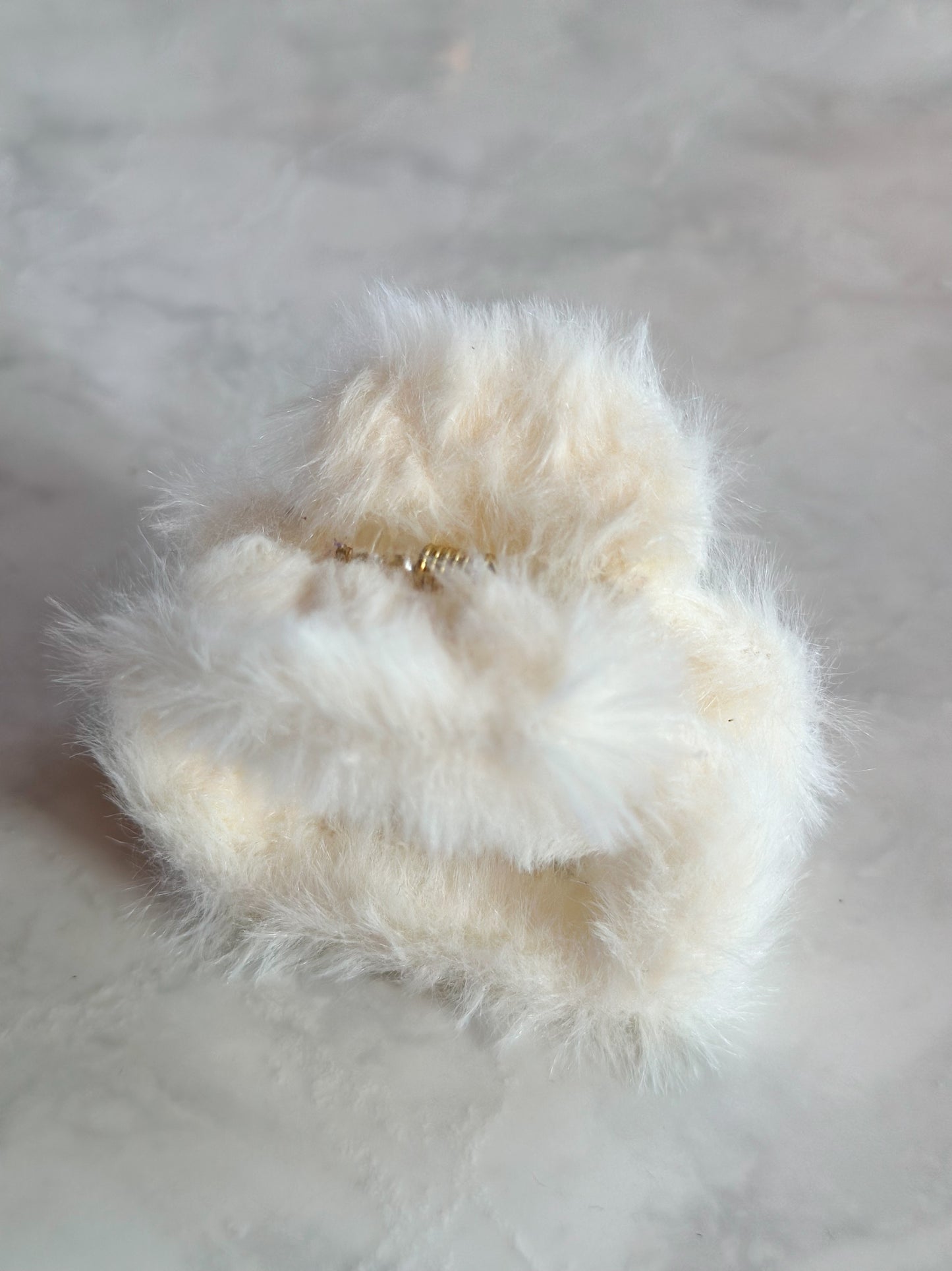 Pinza de peluche blanca