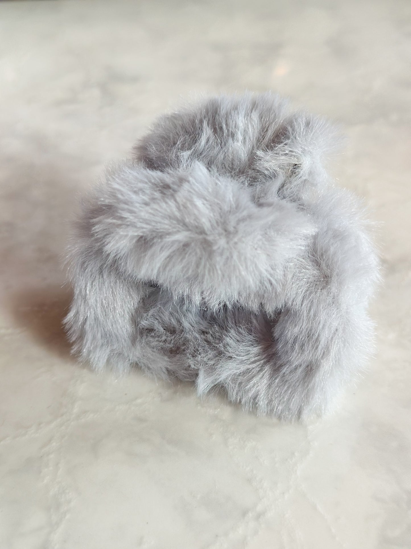 Pinza de peluche gris